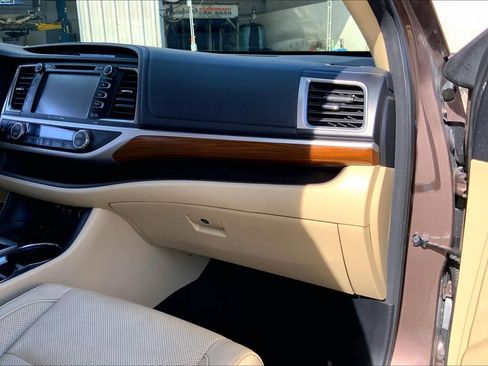 Used 2017 Toyota Highlander Limited image 17