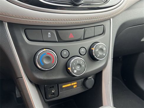 Used 2022 Chevrolet Trax LT w/ LT Convenience Package image 11