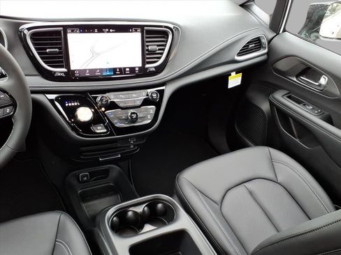 New 2026 Chrysler Pacifica Select image 17