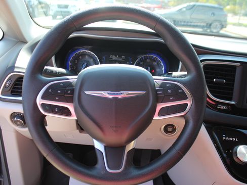 Used 2019 Chrysler Pacifica Touring Plus w/ Tire & Wheel Group FWD image 15