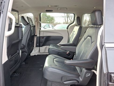 Used 2020 Chrysler Pacifica Touring-L Plus image 10