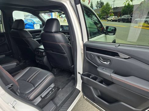 Used 2023 Honda Pilot TrailSport image 14