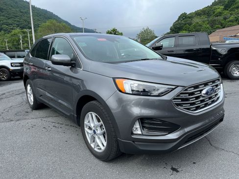 Certified 2022 Ford Edge SEL w/ Convenience Package AWD/4WD image 4
