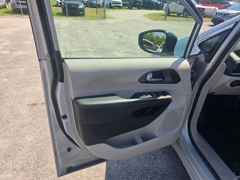 Used 2024 Chrysler Pacifica Touring-L FWD image 15