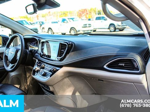 Used 2024 Chrysler Pacifica Limited FWD image 27