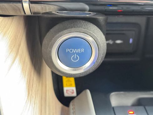 Used 2022 Toyota Venza XLE image 6