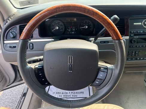 Used 2008 Lincoln Town Car Signature Limited RWD image 31
