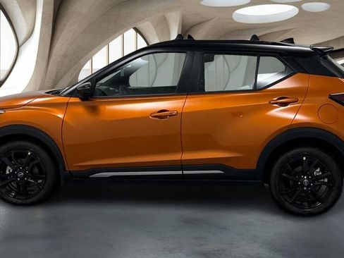 Used 2024 Nissan Kicks SR w/ SR Premium Package FWD image 8