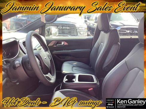 New 2026 Chrysler Pacifica Select image 14