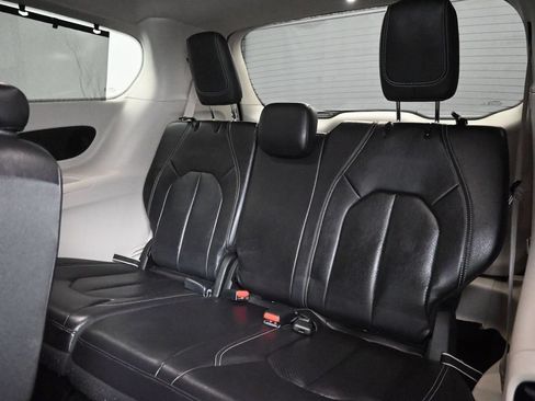 Used 2022 Chrysler Pacifica Touring-L w/ Uconnect Theater Family Group FWD image 29