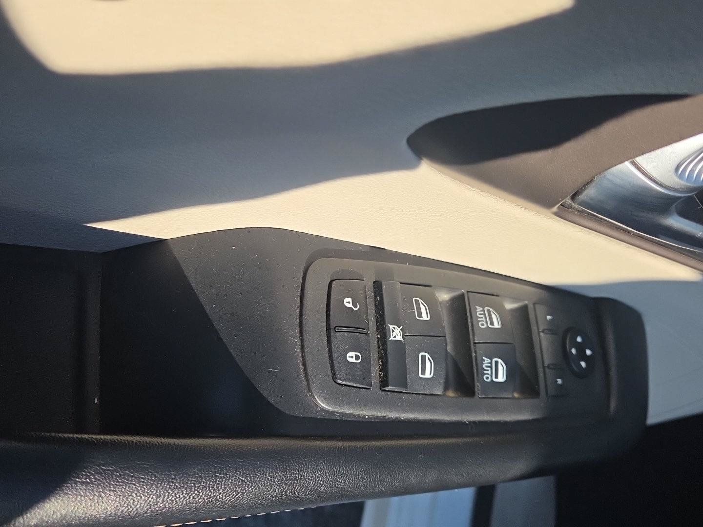 Used 2021 Chrysler Voyager L FWD image 23