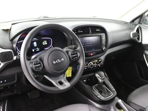 Used 2023 Kia Soul LX w/ LX Technology Package FWD image 9