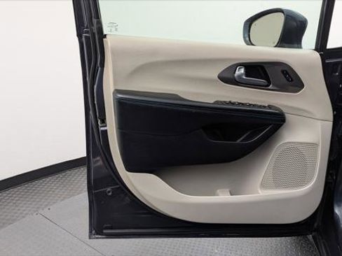 Used 2021 Chrysler Pacifica Touring-L image 13