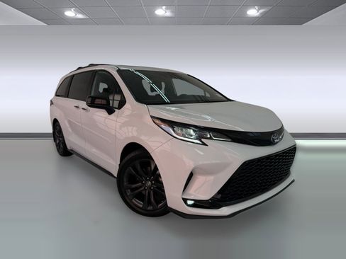 Used 2025 Toyota Sienna XSE image 6