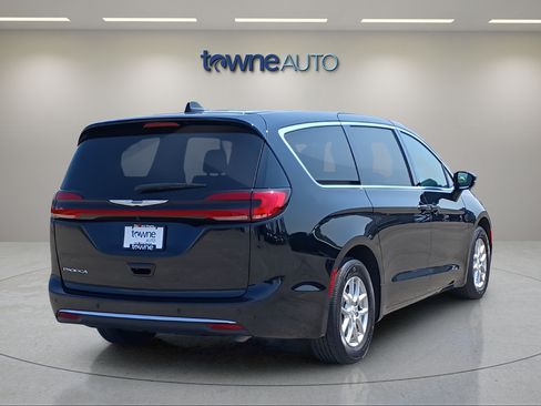 Used 2025 Chrysler Pacifica Select FWD image 6