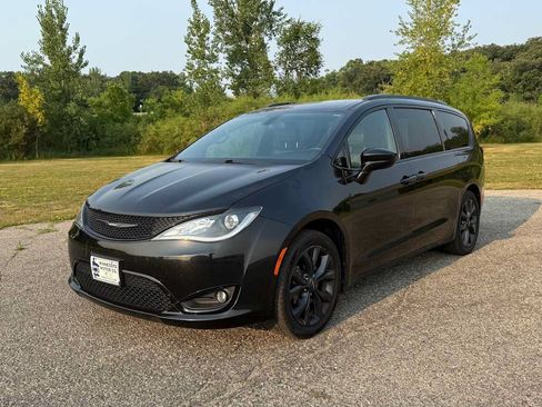 Used 2018 Chrysler Pacifica Touring-L w/ Premium Audio Group FWD image 1