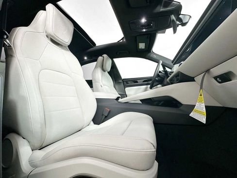 Certified 2025 Porsche Macan Electric image 27