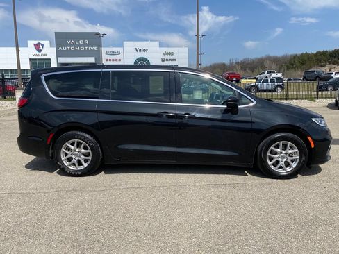 Used 2023 Chrysler Pacifica Touring-L FWD image 7