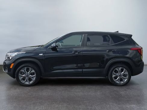 Used 2024 Kia Seltos LX AWD/4WD image 2