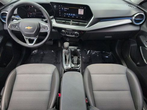 Used 2025 Chevrolet Trax LT w/ LT Convenience Package FWD image 25