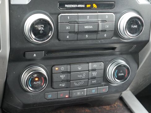 Used 2015 Ford F150 Platinum w/ Equipment Group 701A Luxury image 16