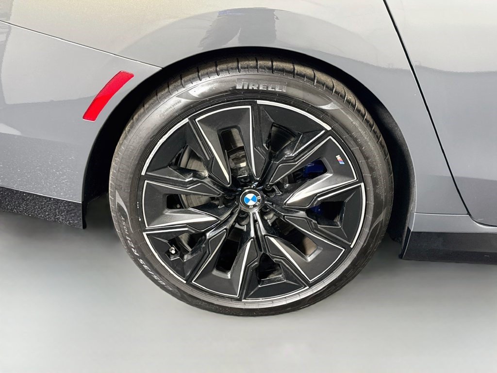 Used 2026 BMW 740i w/ Premium Package RWD image 32