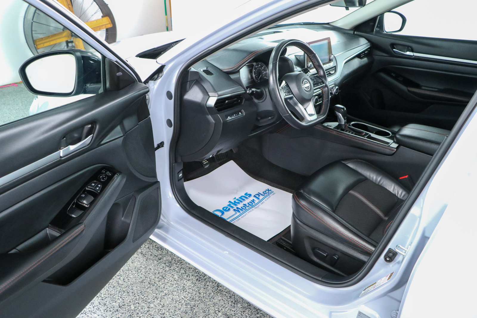 Used 2024 Nissan Altima 2.5 SR FWD image 3