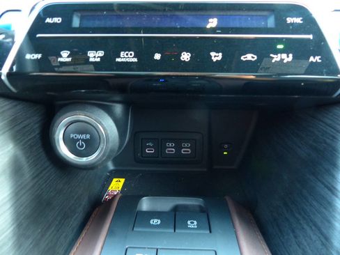 Used 2024 Toyota Venza Limited image 31