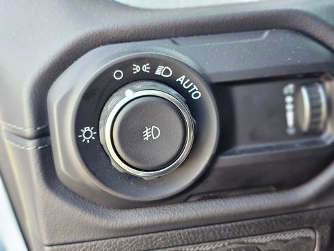 Used 2025 Jeep Wrangler Unlimited Sahara AWD/4WD image 21