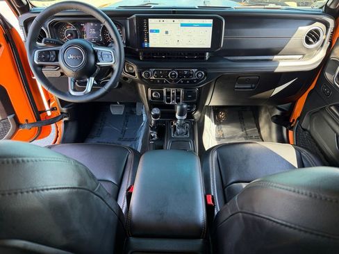 Used 2025 Jeep Wrangler Unlimited Sahara AWD/4WD image 11