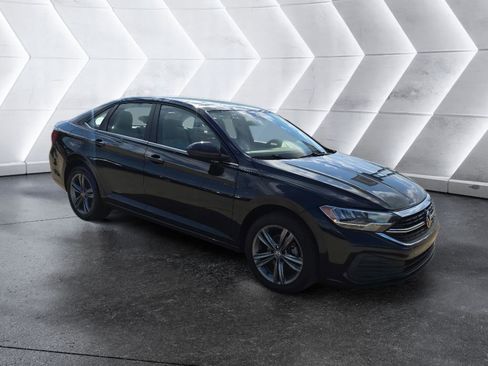 Used 2023 Volkswagen Jetta SE w/ Panoramic Sunroof Package image 3