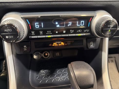 Used 2025 Toyota RAV4 XLE AWD/4WD image 31