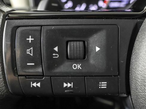 Used 2023 Nissan Rogue SV image 27