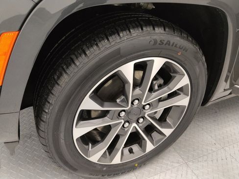 Used 2022 Jeep Grand Cherokee Overland w/ Advanced Protech Group III image 31