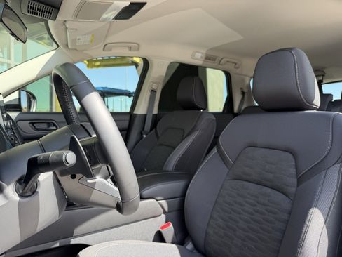 Used 2025 Nissan Pathfinder SV FWD image 30