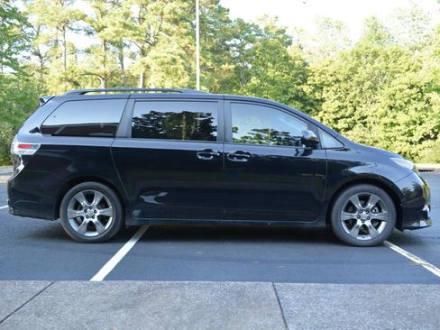 Used 2015 Toyota Sienna SE FWD image 4
