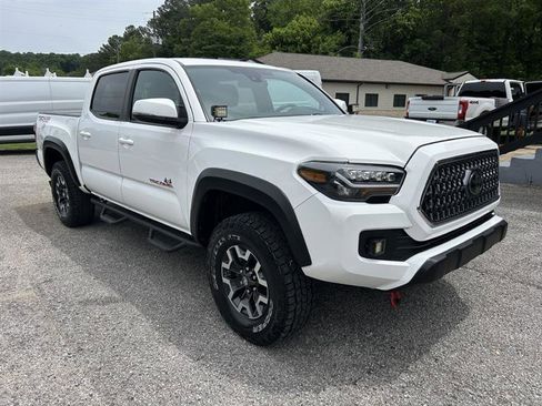 Used 2018 Toyota Tacoma TRD Off-Road AWD/4WD image 3