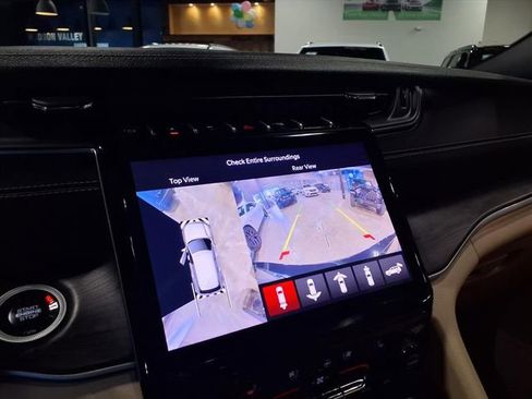 Used 2025 Jeep Grand Cherokee L Limited w/ Luxury Tech Group II image 24