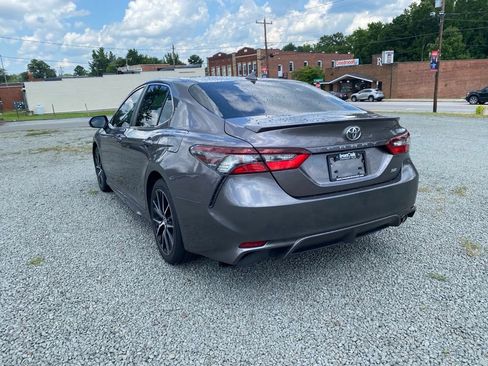 Used 2022 Toyota Camry SE image 5