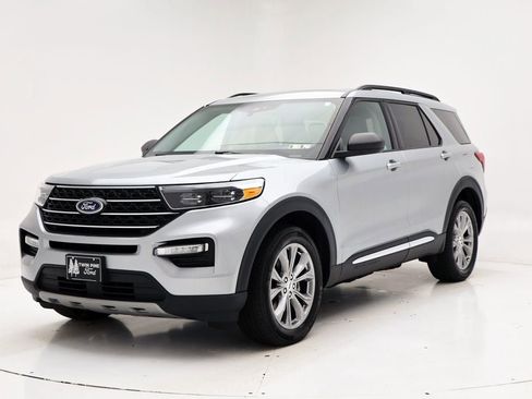 Used 2022 Ford Explorer XLT w/ Equipment Group 202A image 5