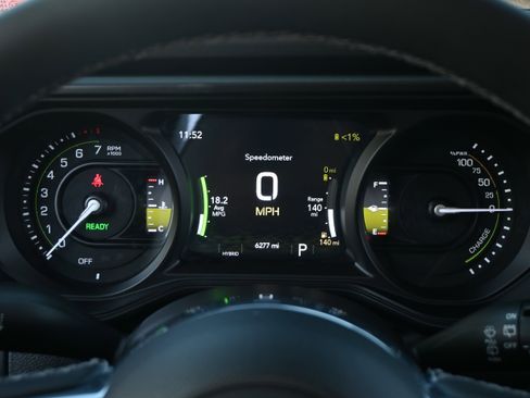 Used 2025 Jeep Wrangler Sahara image 24