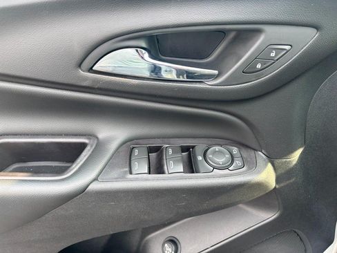 Used 2018 Chevrolet Equinox LT FWD image 10