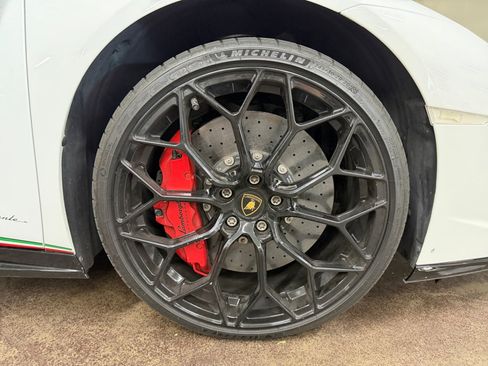 Used 2019 Lamborghini Huracan Performante AWD/4WD image 24