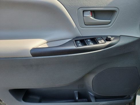 Used 2020 Toyota Sienna L image 13