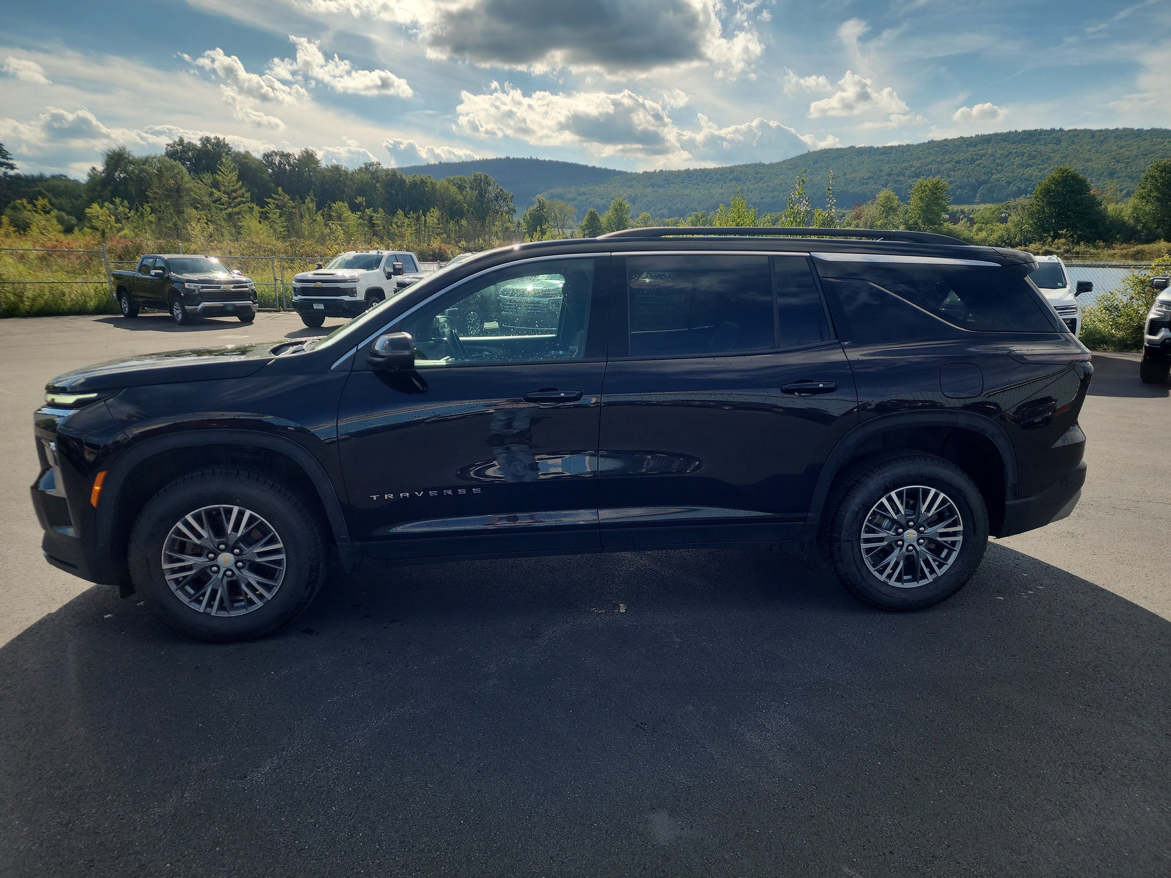 Certified 2024 Chevrolet Traverse LT w/ Trailering Package AWD/4WD image 5