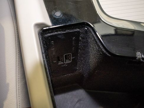 Used 2019 Volvo V60 T5 Momentum image 17