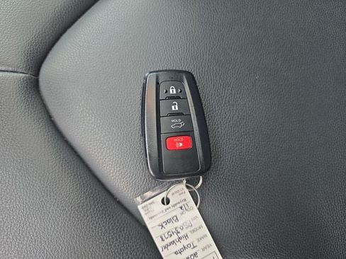 Used 2023 Toyota Highlander XLE AWD/4WD image 34