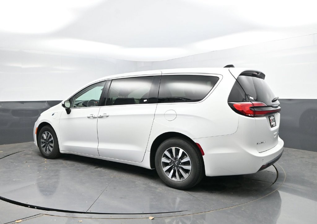 Used 2023 Chrysler Pacifica Touring-L FWD image 5