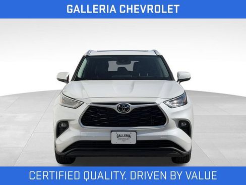Used 2022 Toyota Highlander XLE FWD image 3