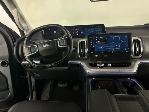 Used 2025 Ford Expedition Platinum image 12